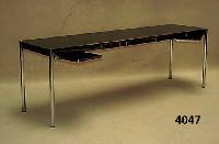 USM-Haller Tisch, Entwurf 1960/65, AusfÜhr- ung 70er Jahre, Stahlrohrkonstruktion, Tisch- platte Eichefurnier geschwÄrzt, seitlich mit 2 ...