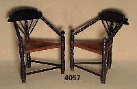2 StÜhle, deutsch, um 1900/10, wohl Worps- wede, sogenannte DreiecksstÜhle, 3 SÄulen, miteinander verbunden, reiche Drechselarbeit, RÜcken mit ...