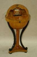 sog. GlobusnÄhtisch, nach dem Vorbild von Wien 1825/30, mittig KirschbaumsÄule, 3 Beine, geschwÄrzt und geschweift, in Veluten auslaufend, ...