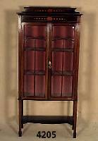 Vitrine, England, um 1910/20, spÄtviktoria- nisch, Korpus Weichholz/Hartholz, Mahagoni- furnier, bunte EinlegehÖlzer in Mahagoni und Birke, z.T. ...