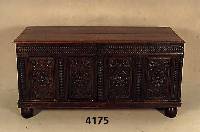 Truhenschrank, mitteldeutsch, Eiche massiv, im 20. Jhd. von der Truhe zum Schrank umge- arbeitet, EinlegebÖden Weichholz, Front 4-fach gefeldert, ...