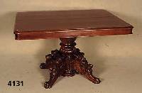 Großer Ausziehtisch, Frankreich, um 1860/70, Eiche massiv, eckige Arbeitsplatte mit geschuppter Umrandung, SÄulenfuß mit 4 Ausle- gern, diese ...
