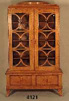 Sammlervitrine, deutsch, um 1925, wohl Dresdner WerkstÄtten, Korpus Weichholz, ausge- suchtes helles Birkefurnier, auf eckigen Hoch- beine, 2 ...
