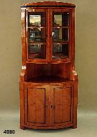 Eckschrank, im Biedermeierstil, Kirschbaum massiv, nach dem Vorbild von 1820/30, unter Verwendung alter Teile, Oberteil verglast, z.T. schwarz ...