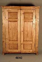 Weichholzschrank, sÜddeutsch, um 1810, soge- nannter Spaltschrank, TÜren jeweils mit 3 kassettierten FÜllungen, Kopfleiste mehrfach getreppt und ...