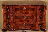 Doppelt geschweifte Kommode, Barockstil, Front horizontal aufgebaut, dickes Nußbaum- bzw. Pflaumenfurnier, Bandintarsien, z.T. rhomboid ...