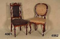 4 StÜhle, deutsch, um 1880, GrÜnderzeit, Nußbaum massiv, schÖne gedrechselte Beine, Obertei mit VollsÄulen, oben mit Muschelbe- krÖnung, ...