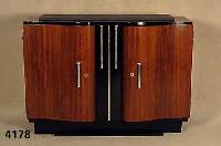 ArtDeco-Sideboard, Frankreich, um 1920, Nußbaum gespiegelt furniert, z.T. schwarz abgesetzt, mehrfach geschwungener Korpus, schÖne große ...