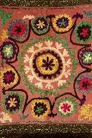 Kissenfront, Usbekistan, um 1900, Seidenstickerei auf Kattun, ca. 54 x 48 cm, SchÄtzwert: 400.- EURO, pailetteneinfassung, EHZ: 2
