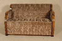 ArtDeco-Couch, Frankreich, um 1930, massiver Holzrahmen im Streamline-Design, nußbaum- farben gebeizt, Ausklappmechanismus, Feder- ...