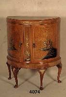 Halbtrommelschrank, England, 1925/28, Northampton Cabinet Company London, Korpus Weichholz/Hartholz, kaukasisch Nußbaumfurnier gespiegelt, ...