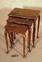 Tischset bzw. Beistelltische, England, um 1928/28, Northampton Cabinet Company London, 3-fach ausziehbar, Buche massiv, Nußbaumfur- nier, in sich ...