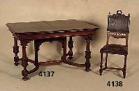 Ausziehtisch, Frankreich, um 1895/1900, Um- kreis von Dijon, Nußbaum massiv, z.T. auf Palisander gebeizt, Nußbaumfurnier, reich gedrechselt und ...
