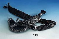 Ehrendolch, Jemen, um 1900/10, Leder, Metall, reiche Silberverzierungen mit Spiralen und Punzen, Ledermontierungen bzw. Holzgriff