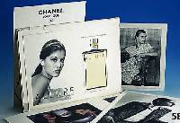 Chanel-Mappe, Collection Croisiere 1996-1997, Photographien von Karl Lagerfeld, 26 Off-Set-Drucke mit einem Starmodel, Blätter einzeln numeriert, ...
