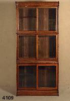 BÜcherschrank, deutsch, um 1900/05, wohl Berlin, Jugendstil mit englischem Einfluß, Eiche massiv, Front auf Rahmen gearbeitet, facettiertes ...