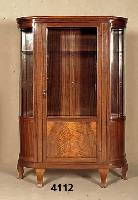 Vitrine, deutsch, um 1928/32, Korpus Weich- holz/Hartholz, z.T. auf Rahmen gearbeitet, Mahagoni- und kaukasisch Nußbaumfurnier, Lisenen mit ...