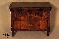 2-schÜbige Biedermeierkommode, sÜddeutsch, um 1820/30, Korpus Weichholz, dickes Wurzel- nußfurnier, 4-fach gespiegelt, Furnier Über Deckplatte ...