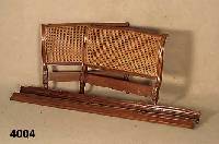 Bett, Frankreich, 30er Jahre, Weichholz und Nußbaum massiv, Barockstil, gerieft, original Rohrgeflecht, dieses beschÄdigt, Rost fehlt, Zarge ...