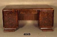 Damenschreibtisch, deutsch, 30er Jahre, Korpus Weichholz/Hartholz, kaukasisch Nußbaum- furnier, z.T. Wurzelnußfurnier, vielfach gespiegelt, ...