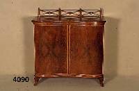 Anrichte, deutsch, um 1928/32, Korpus Weich- holz/Hartholz, in hervorragender Verarbeitung, Front doppelt geschweift, kaukasisch Nußbaum- furnier ...