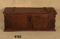 Linnentruhe, wohl norddeutsch, um 1870, Eiche massiv, z.T. auf Rahmen gearbeitet, Deckel mit original EisenbeschlÄgen, 2 Eisen- griffe ...