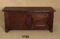 Linnentruhe, wohl norddeutsch, um 1860, Eiche massiv, z.T. auf Rahmen gearbeitet, Front mit aufgelegten Elementen, profiliertes Rahmenmuster, ...