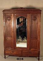 Kleiderschrank, Frankreich, um 1910, Jugend- stil, Eiche massiv, 3-tÜrig mit facettiertem Spiegel, dezente florale Schnitzerei, drei ...