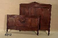 Bett, Frankreich, um 1910, Jugendstil, Eiche massiv, dezente Schnitzerei, stabil gearbei- tet, ca. 145x160x200 cm