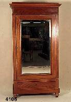Kleiderschrank, deutsch, um 1900, Nußbaum massiv, Nußbaumfurnier, facettierter Spiegel in der FronttÜr, eine Sockelschublade, Furnierarbeiten ...