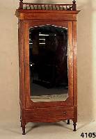 Kleiderschrank, deutsch, um 1900, Eiche massiv, FronttÜr mit Spiegelglas, vier ge- drechselte SchrankfÜße, eine Sockelschublade, aufwendig ...