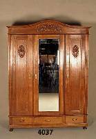 Kleiderschrank, deutsch, um 1906/10, Weich- holz bzw. Eiche massiv, Front und Seiten auf Rahmen gearbeitet, Eichefurnier, z.T. gespie- gelt, ...
