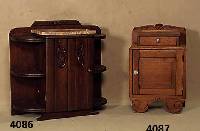 Nachttisch, Frankreich, um 1935/40, Weich- holz, Eiche massiv, Eichefurnier, Front auf Rahmen gearbeitet, Flachschnitzerei in Rocail- len, ...