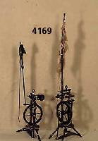 2 SpinnrÄder, deutsch, um 1830/40, Buche massiv, Obstholz und Nußbaum, Bein- bzw. Elfenbeineinlagen, reiche Drechselarbeit, Spinnrocken intakt, ...