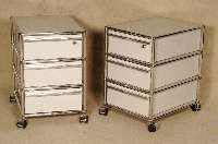 USM-Haller, Rollcontainer, Entwurf 1960/65, Stahlrohrkonstruktion durch Kugeln verbunden, 3 Schubladen, Tablare in lichtgrau, auf Rollen , ...