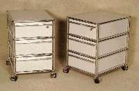 USM-Haller, Rollcontainer, Entwurf 1960/65, Stahlrohrkonstruktion durch Kugeln verbunden, 3 Schubladen, Tablare in lichtgrau, auf Rollen , ...