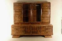 Vielzweckschrank, deutsch, um 1930/32, Korpus Weichholz/Hartholz, sparsam abgerundet bzw. geschwungen, kaukasisch Nußbaum- bzw. ...