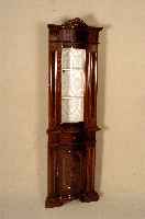 Eckvitrine, Italien, florentinischer Stil, Korpus Weichholz und Buche, Nußbaumfurnier, Front geschweift, teilverglast, aufgesetzte Leisten, ...