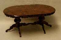 Prunktisch, Italien im Stil von 1750, Barockstil, SÄulen in Balusterform mit 6-fach reich geschnitzten Auslegern, Zarge reich geschweift mit ...