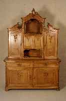 AufsatzmÖbel, deutsch, um 1890/1900, Rokoko- stil, 2-teilig, Nußbaum massiv, Nußbaumfunier, abgeschrÄgte Ecken, Schnitzereien aus dem Vollholz ...