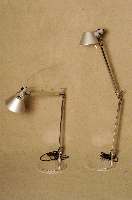 Artemide Tischlampe "Tolomeo", ausrichtbare Arme aus glÄnzendem Aluminium, in alle Richtungen verstellbarer Kopf, aus matt-eloxiertem ...