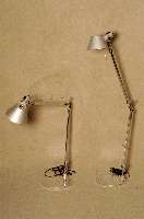 Artemide Tischlampe "Tolomeo", ausrichtbare Arme aus glÄnzendem Aluminium, in alle Richtungen verstellbarer Kopf, aus matt-eloxiertem ...