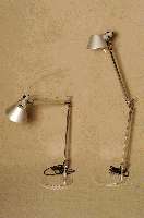 Artemide Tischlampe "Tolomeo", ausrichtbare Arme aus glÄnzendem Aluminium, in alle Richtungen verstellbarer Kopf, aus matt-eloxiertem ...