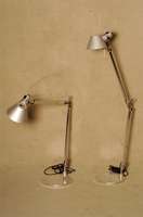 Artemide Tischlampe "Tolomeo", ausrichtbare Arme aus glÄnzendem Aluminium, in alle Richtungen verstellbarer Kopf, aus matt-eloxiertem ...