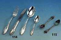 2 ZierlÖffel, deutsch um 1900, 800er Silber, Pforzheim, Paris mit Darst. Napoleons, goldgehÖt, Wappen von Paris, dazu LÖffel, Spanien, um ...