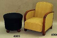 ArtDeco-Hocker, um 1930, runde zeittypische Form mit KugelfÜßen aus Holz, neu aufge- arbeitet und schwarz bezogen, H. ca. 48 cm, D. ca. 58 cm