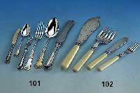 Fischbesteck fÜr 12 Personen, England 30er Jahre, Griffe Bein, Gebr.-Teile Metall versibert, graviert, best. aus 12 Messern, 12 Gabeln und ...