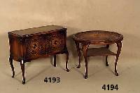 Couchtisch, deutsch, um 1930, Chippendale- stil, Nußbaum massiv, mit geflochtenem Korb- geflecht, geschwungene Beine, H. ca. 58 cm, D. ca. 80 cm