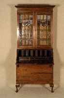 AufsatzsekretÄr, England, um 1910, Korpus Weichholz, Mahagoni massiv, Oberteil mit Blei- verglasung, Kopfleiste mehrfach getreppt, Unterteil mit 3 ...