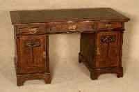 Schreibtisch, deutsch, um 1900, Korpus Weichholz, Eiche massiv, Eichefurnier, TÜrfÜllungen mit Flachschnitzereien, Blumenmotiv, Platte mit Leder ...